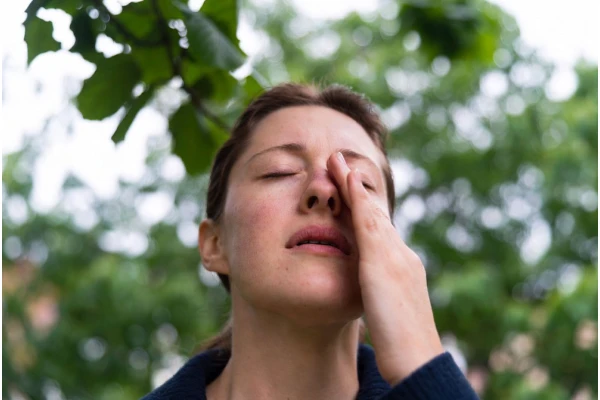 Co pyli w marcu? Kalendarz pylenia i objawy alergii wczesną wiosną