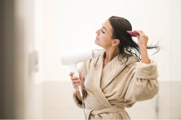 Jak powstrzymać wypadanie włosów – skuteczne metody i suplementy