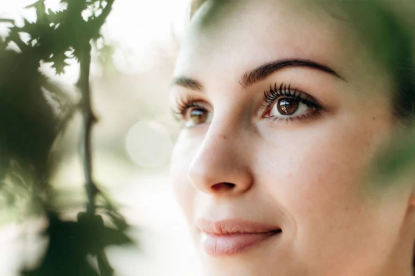 Nadmierne wypadanie rzęs i brwi - co może być przyczyną?