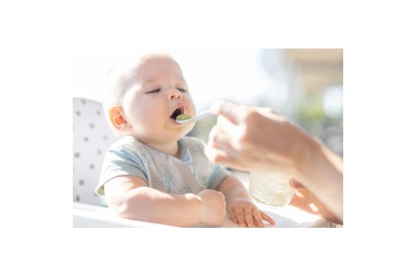 Rozszerzanie diety niemowlaka - kiedy wprowadzać nowe pokarmy?
