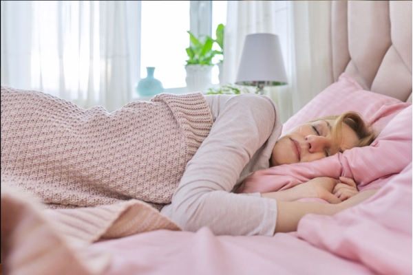 Czy menopauza wpływa na jakość snu? Sposoby na spokojniejsze noce po 45 roku życia